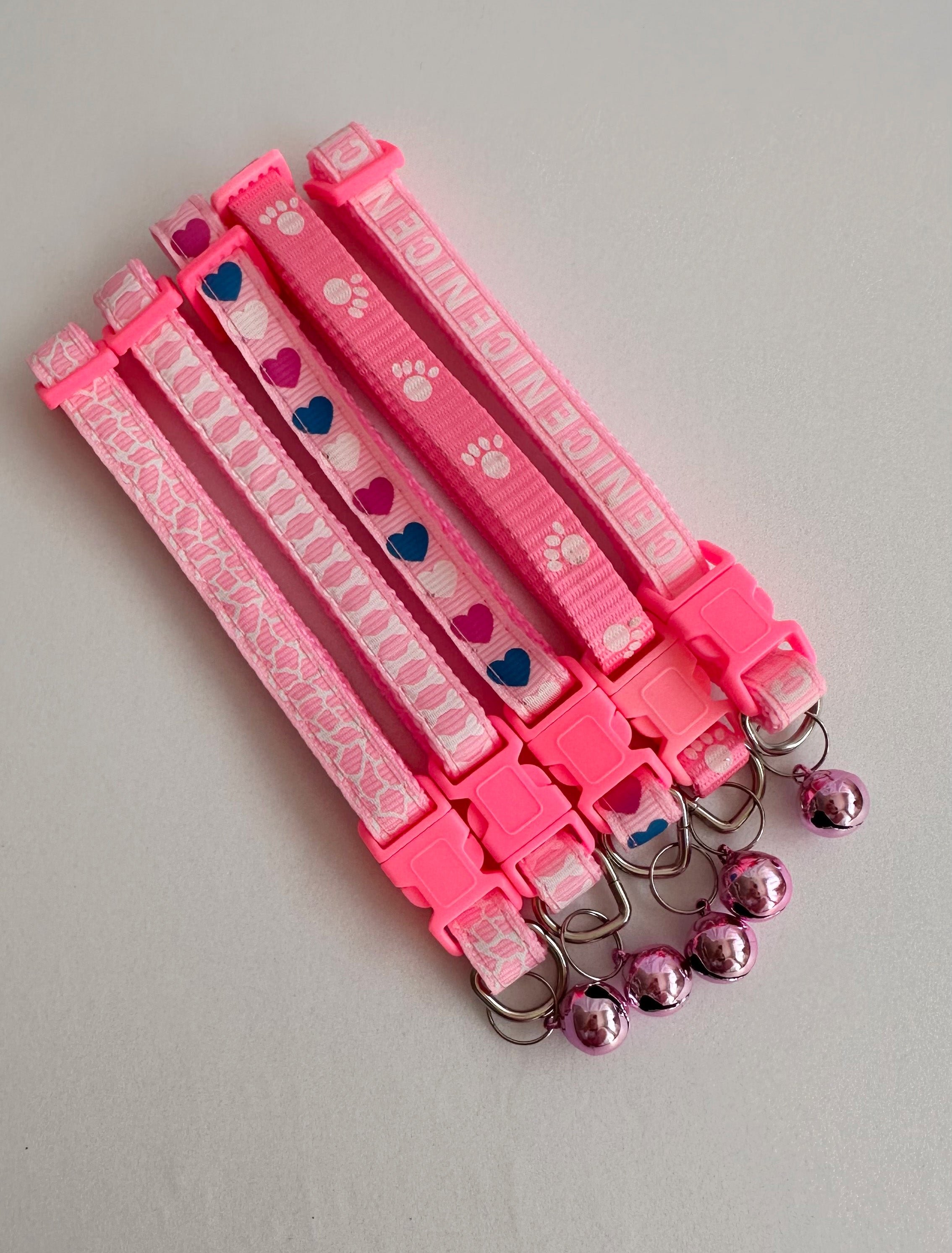 Collar de nylon con dijes