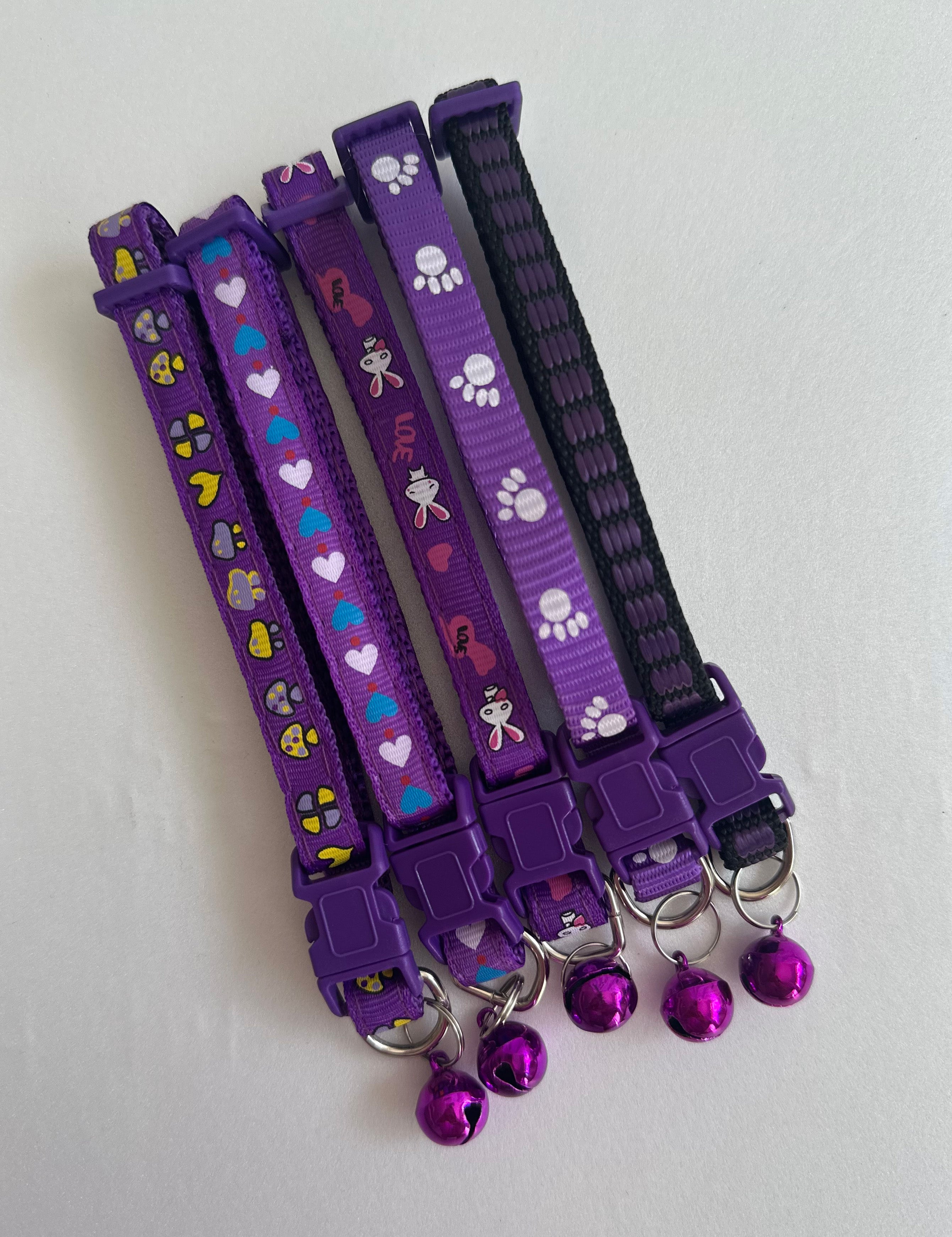 Collar de nylon con dijes